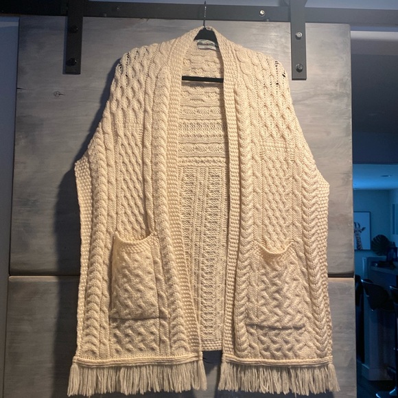 Aran Crafts 100% Merino Wool Knitted Shawl with 2 pockets and Fringe Detail. - Picture 2 of 5